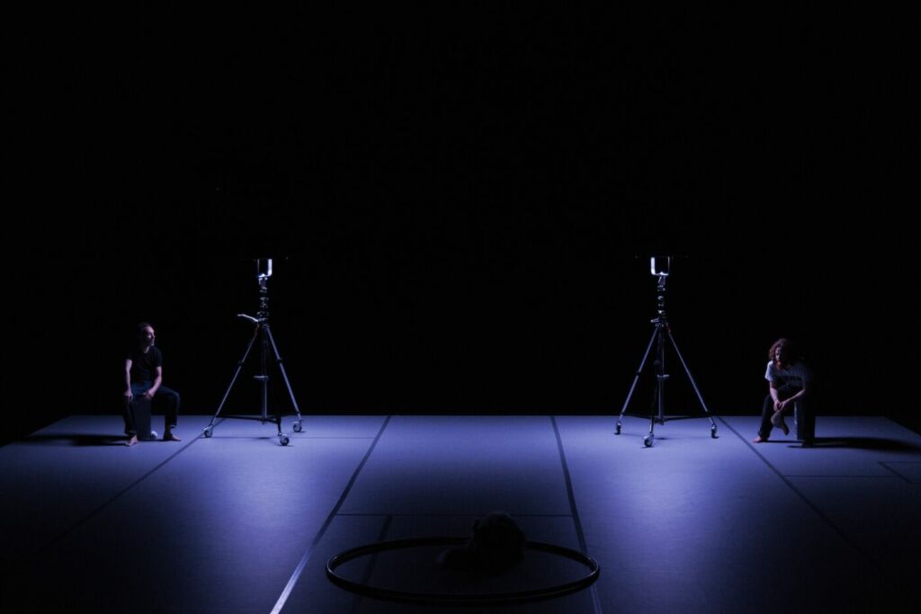 Reportage lors de la création du spectacle 'Commencer à exister' à la MECA (Bordeaux) - Avril 2025
Conception - Scénographie Martin Palisse
Mise en scène David Gauchard, Martin
Palisse
Ecriture dramatique David Gauchard
Interprétation Stefan Kinsman, Martin Palisse
Lumière Laurine Chalon
Son Jean Gueudré
Production Le Sirque - Pôle National Cirque
directionadjointe@lesirque.com
Diffusion - L’unijambiste
Nathalie Perrault
nathalie.perrault@unijambiste.com
06 26 24 79 49